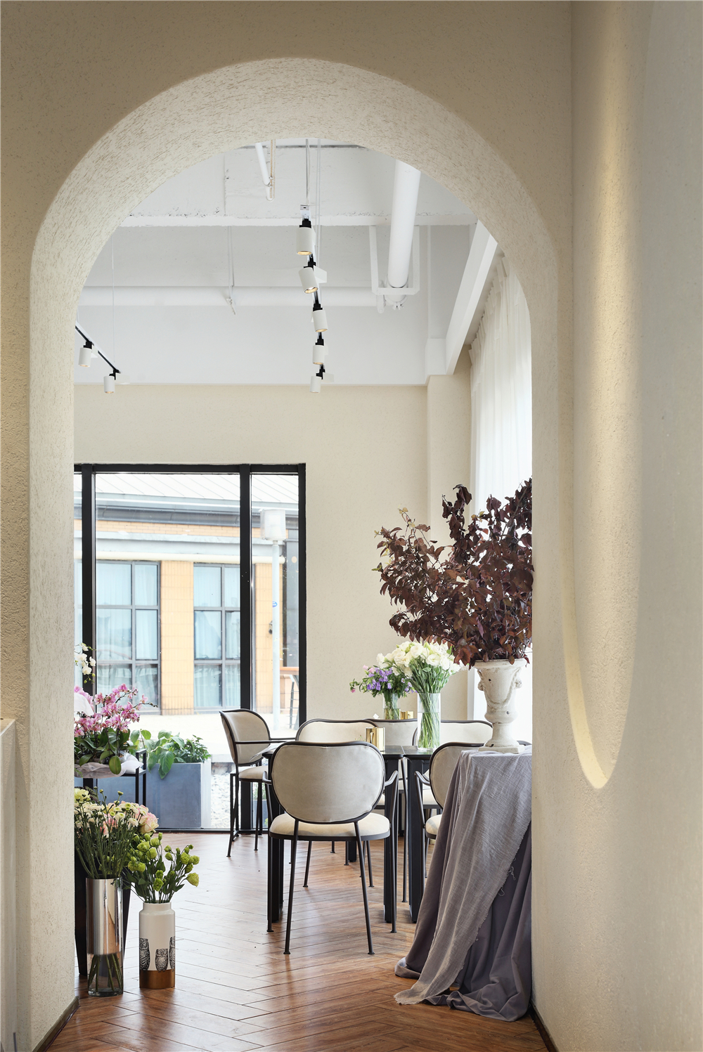 閔行區(qū)100平花店辦公室裝修設計案例-第3張圖片-上海古都建筑設計集團 閔行區(qū)100平花店辦公室裝修設計案例-第3張圖片-上海古都建筑設計集團