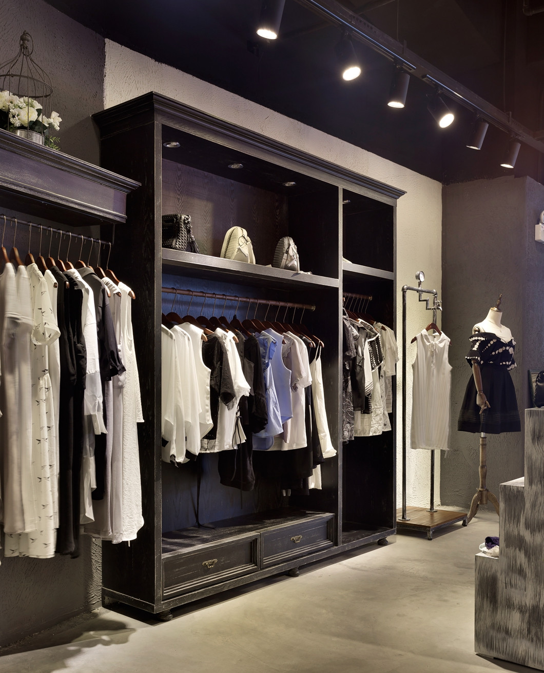 青浦區(qū)loft風(fēng)格女裝店裝修設(shè)計(jì)-第4張圖片-上海古都建筑設(shè)計(jì)集團(tuán) 青浦區(qū)loft風(fēng)格女裝店裝修設(shè)計(jì)-第4張圖片-上海古都建筑設(shè)計(jì)集團(tuán)